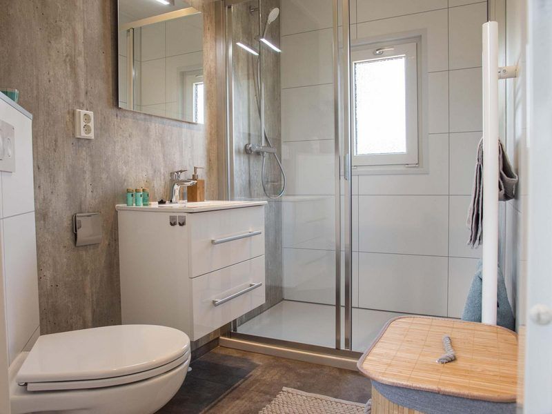 Modernes Badezimmer mit Dusche in Modul Spezial fuer 6 Personen, Schin op Geul, Suedlimburg, bietet Komfort und Stil.