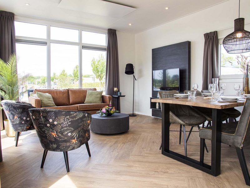 Geraeumiges Wohnzimmer von Module Special fuer 6 Personen in Schin op Geul, Suedlimburg, mit bequemen Sitzgelegenheiten und Aussicht.