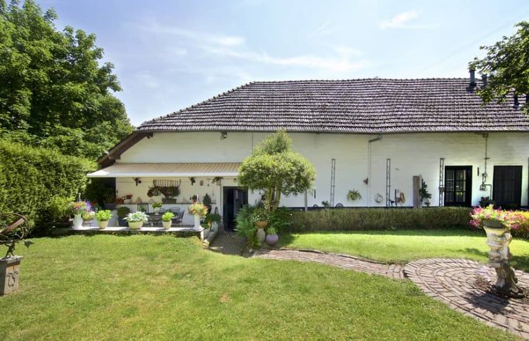 Large garden with flowers and lawn at Cottage in Valkenburg, vacation home in South Limburg.