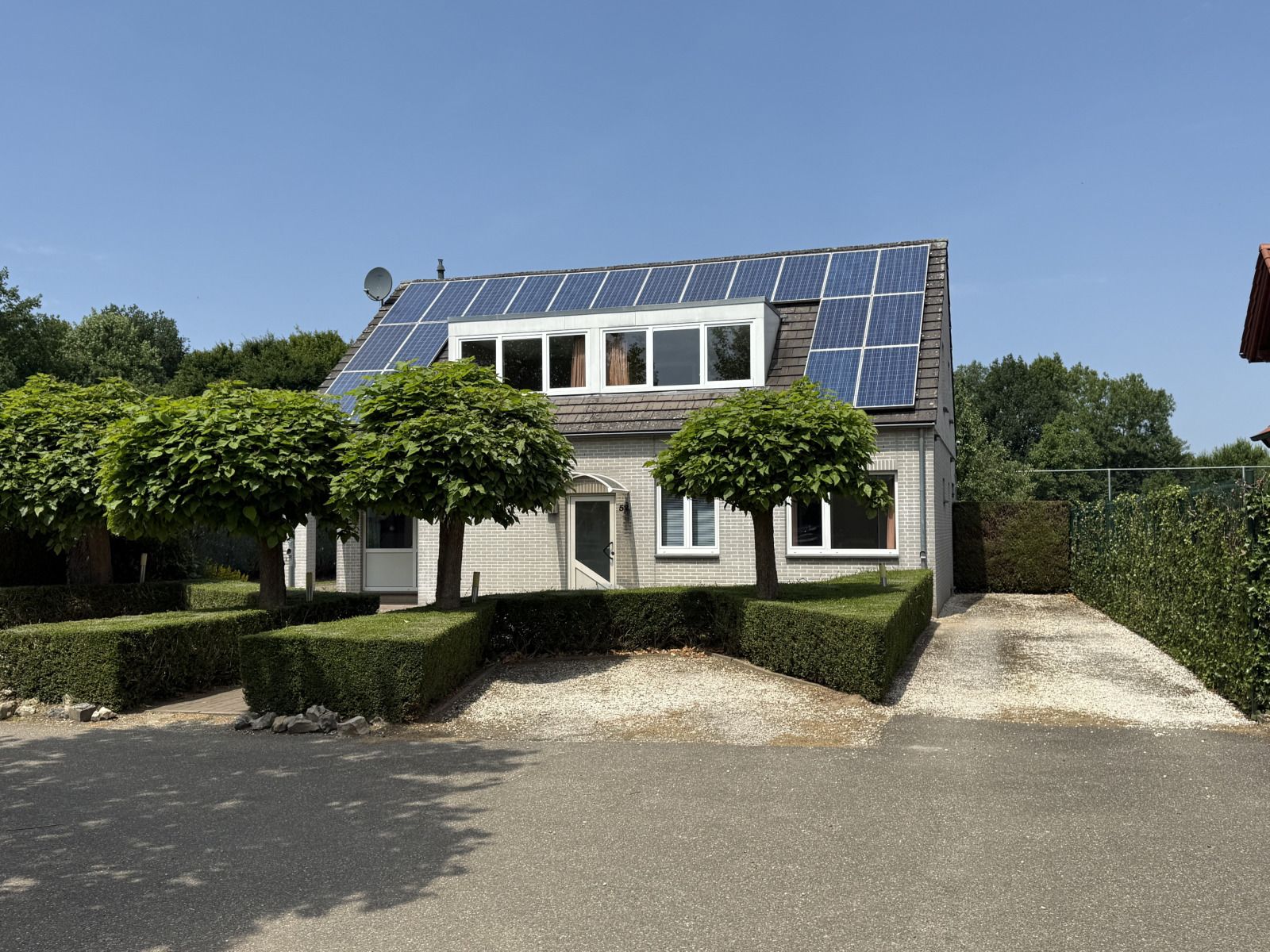 Vakantiehuis L009 in Valkenburg, Zuid Limburg met zonnepanelen en groene omgeving.