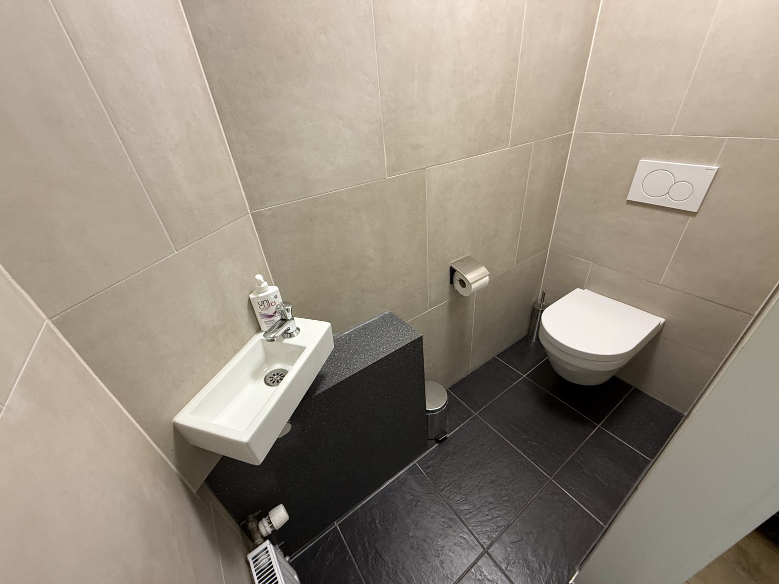 Moderne badkamer in vakantiehuis L009, Valkenburg, Zuid Limburg met stijlvolle afwerking.