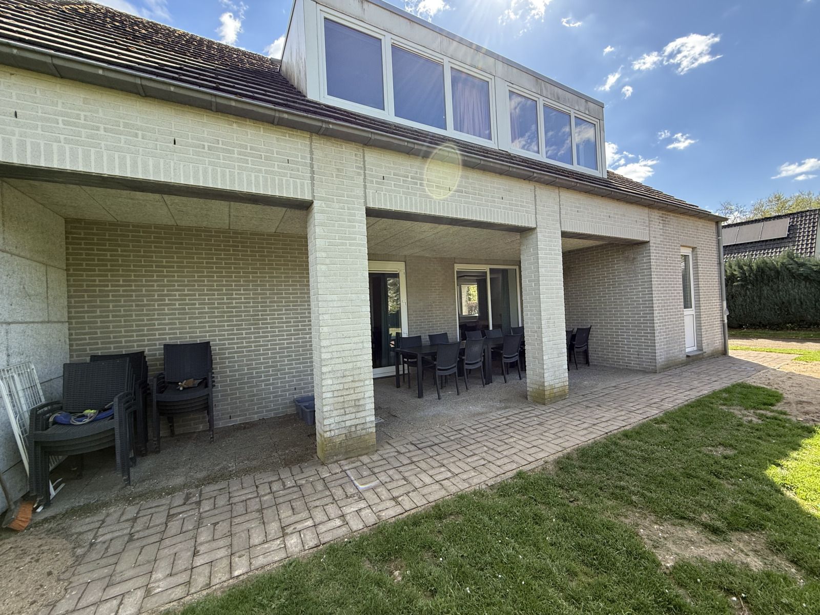Ruim terras bij vakantiehuis L009 in Valkenburg, Zuid Limburg, ideaal voor buitenactiviteiten.