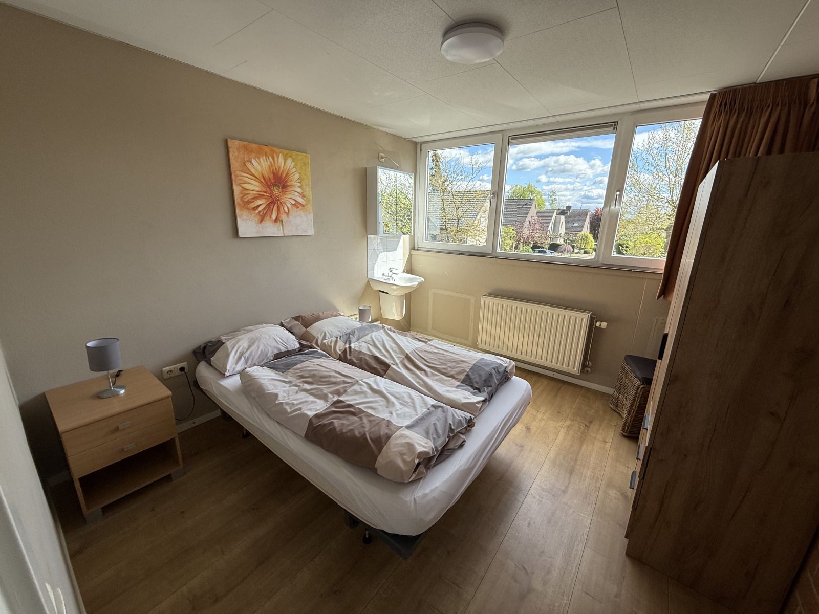 Comfortabele slaapkamer in vakantiehuis L009, Valkenburg, Zuid Limburg met uitzicht op de natuur.