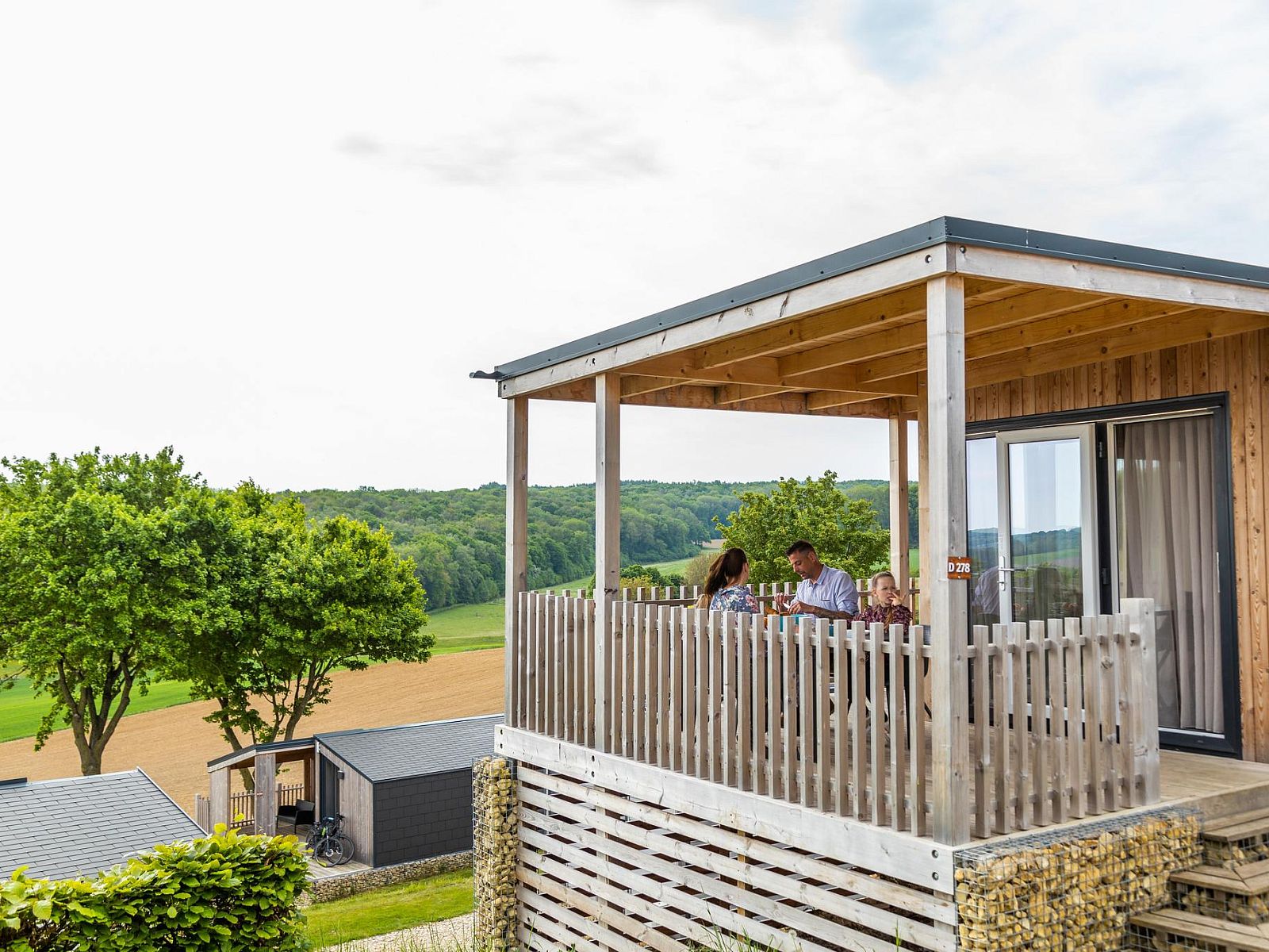 Geniet van het uitzicht vanaf de veranda van vakantiehuis Bellevue 4 in Gulpen, Zuid Limburg, omgeven door groene heuvels.