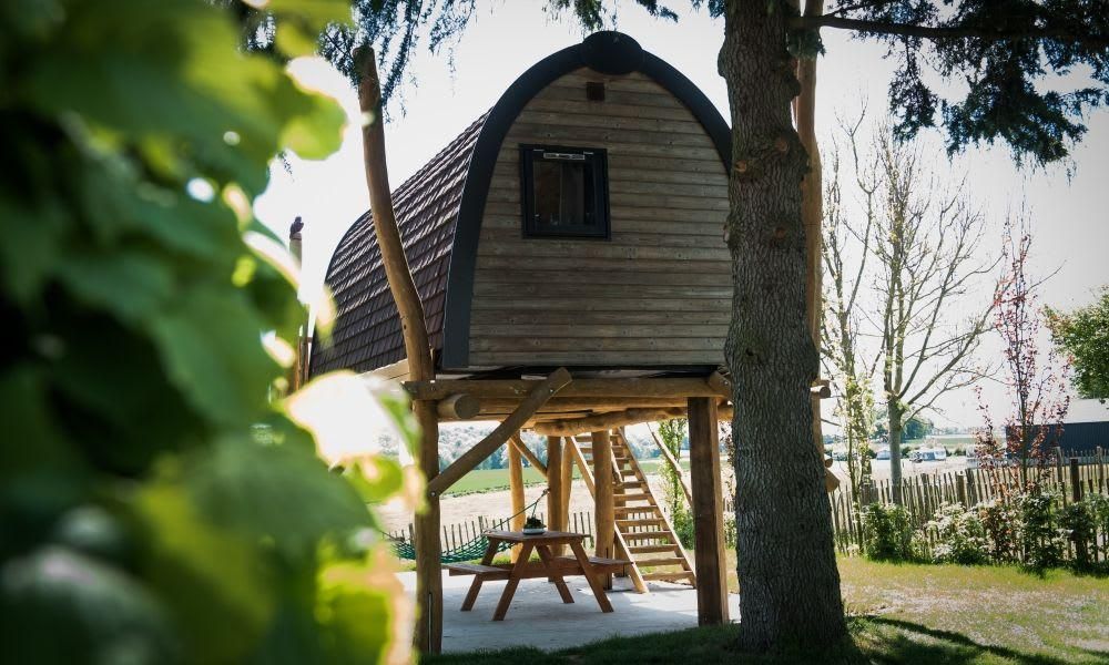 Treelodge 2 in Gulpen, Zuid Limburg biedt een unieke glamping ervaring hoog in de bomen met prachtig uitzicht op de natuurlijke omgeving.