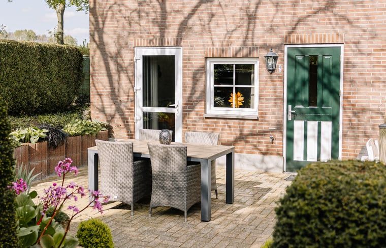 Buitenzitje Vakantiehuis in Gulpen, Zuid Limburg, omringd door natuur en rust.