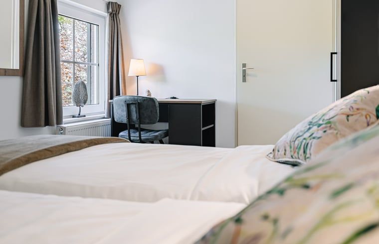 Comfortabele slaapkamer met werkruimte in Vakantiehuis in Gulpen, Zuid Limburg.