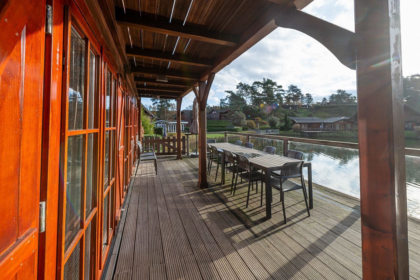 Genieen Sie die gerumige Terrasse des freistehenden Hauses in Brunssum, Sdlimburg, mit herrlichem Blick auf das Wasser und die Natur.