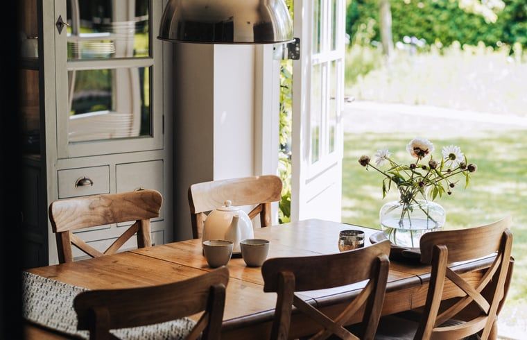 Eettafel met bloemen in Huisje in Slenaken vakantiehuis in Limburg.