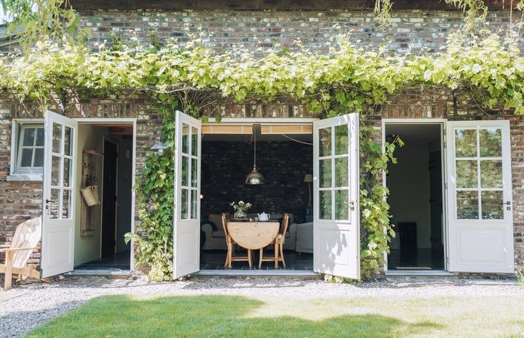 Open deuren naar tuin in Huisje in Slenaken vakantiehuis in Zuid Limburg.
