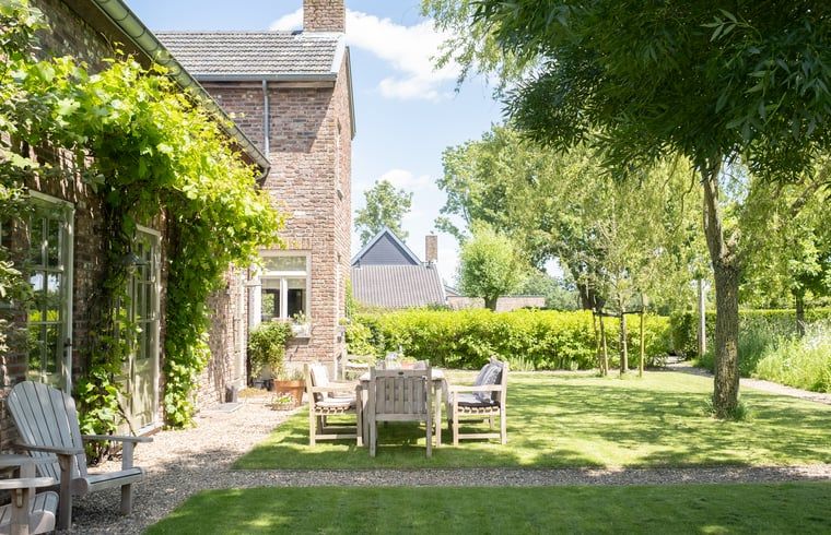Zonnige tuin met zitplek bij Huisje in Slenaken vakantiehuis in Zuid Limburg.