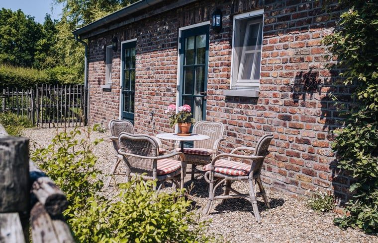 Zitplek met bloemen bij Huisje in Slenaken vakantiehuis in Limburg.