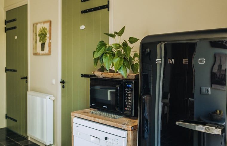 Retro koelkast in keuken van Huisje in Slenaken vakantiehuis in Zuid Limburg.