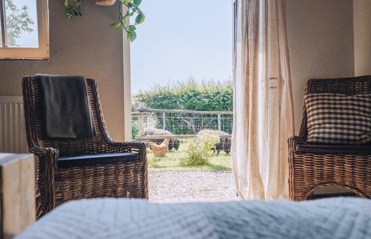 Tuinzicht vanuit slaapkamer in Huisje in Slenaken vakantiehuis in Zuid Limburg.