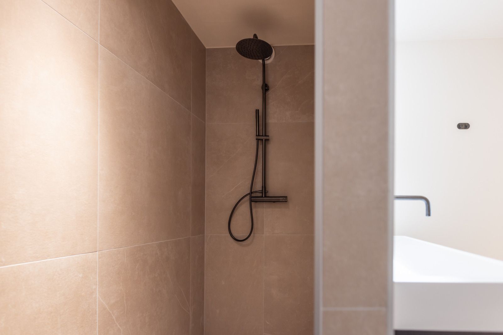 Modern bathroom in vacation home L330 in Epen, South Limburg, with stylish plumbing and comfort in serene surroundings.