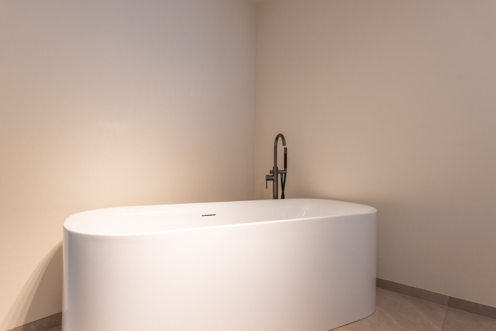 Cozy bedroom in vacation home L330 in Epen, South Limburg. Comfortable bed with luxury bedding and atmospheric lighting.