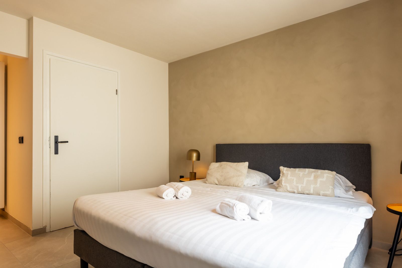 Cozy living room of vacation home L330 in Epen, South Limburg with modern furnishings and views of the Limburg countryside.