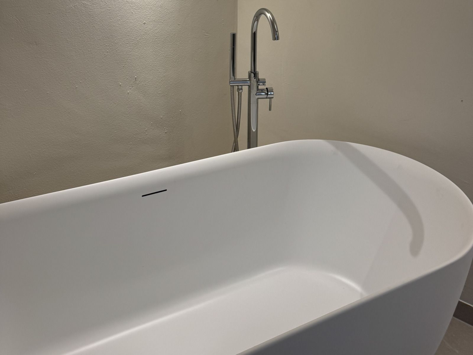 Modernes Badezimmer im Ferienhaus L329 in Epen, Suedlimburg, mit stilvollem Waschbecken und grossem Spiegel fuer einen luxurioesen Aufenthalt.