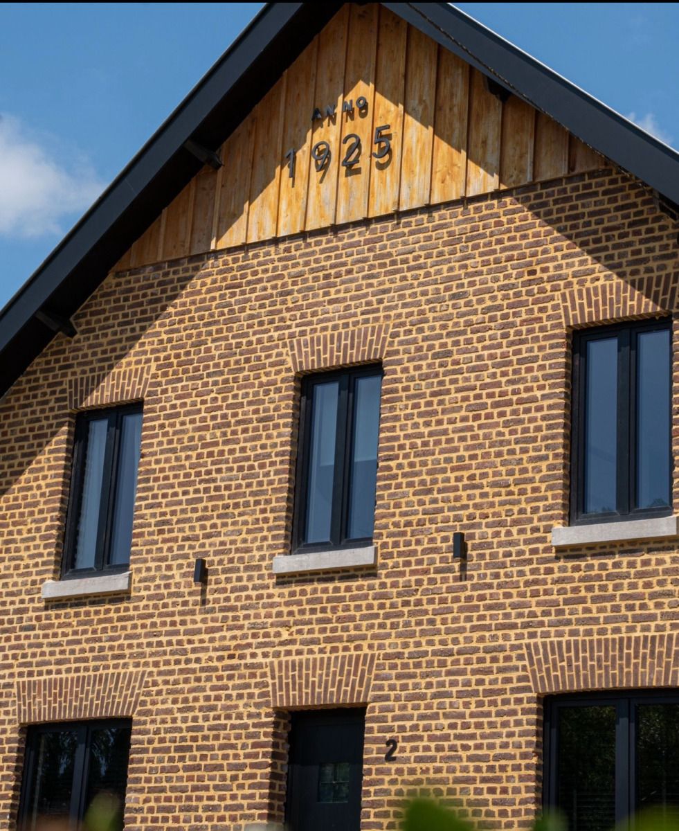 Modernes Badezimmer im Ferienhaus L329 in Epen, Suedlimburg, mit luxurioeser Badewanne und geraeumiger begehbarer Dusche.