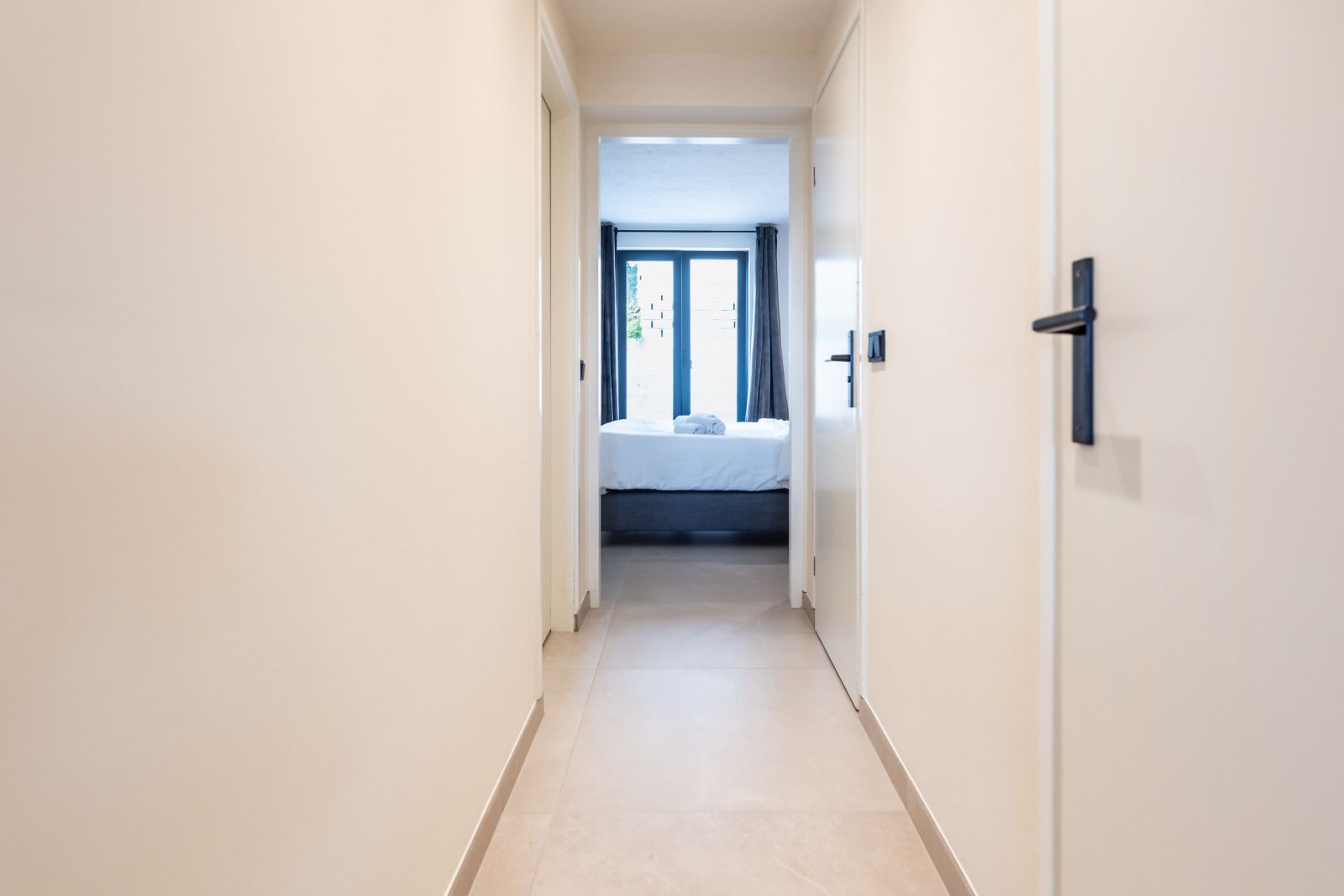 Modernes Badezimmer im Ferienhaus L328 in Epen, Suedlimburg, mit luxurioeser begehbarer Dusche und stimmungsvoller Beleuchtung.