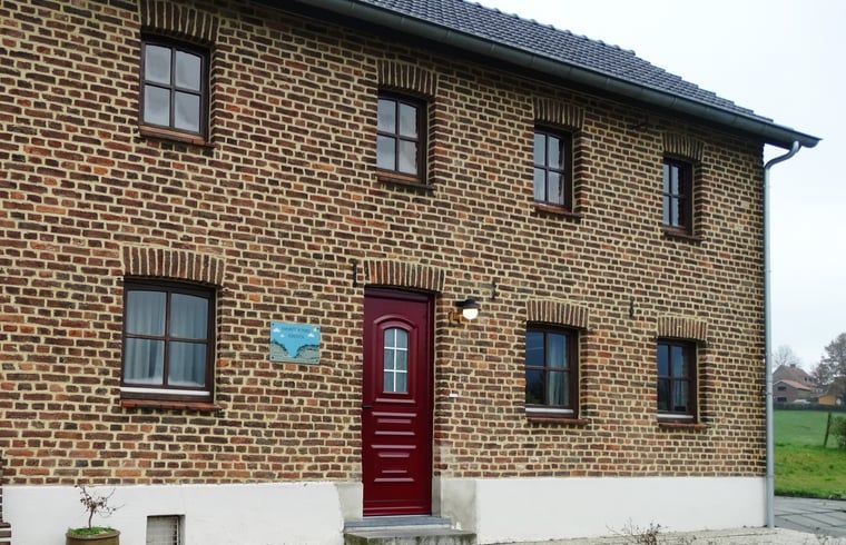 Vooraanzicht van Huisje in Vijlen, vakantiehuis in Zuid Limburg, met traditionele bakstenen gevel.