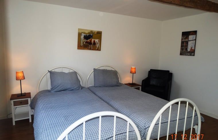 Lichte slaapkamer met comfortabele bedden in Huisje in Vijlen, vakantieaccommodatie in Zuid Limburg.