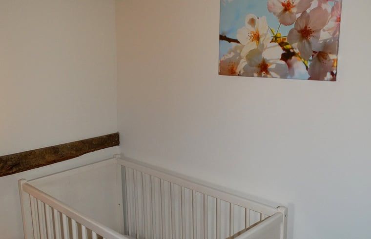 Kinderbedje in gezellige hoek van Huisje in Vijlen, vakantieaccommodatie in Zuid Limburg.