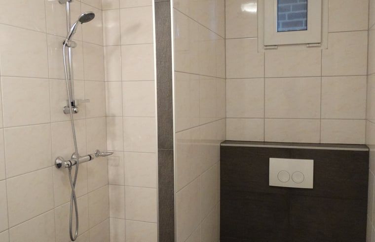 Inloopdouche met strakke afwerking in Huisje in Vijlen, vakantieaccommodatie in Zuid Limburg.