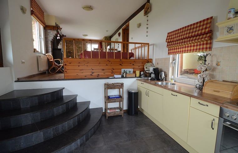 Fully equipped kitchen in cottage in Vijlen, South Limburg, for preparing delicious meals.