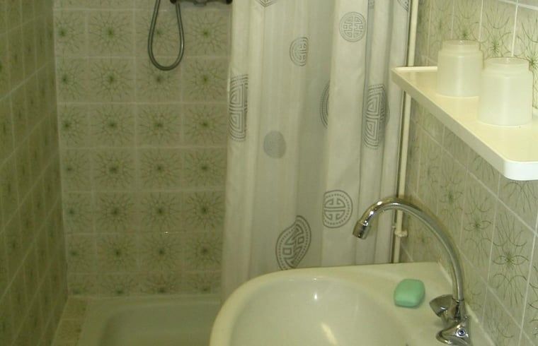 Kompaktes Badezimmer im Ferienhaus in Vijlen, komfortabler Aufenthalt in Suedlimburg.