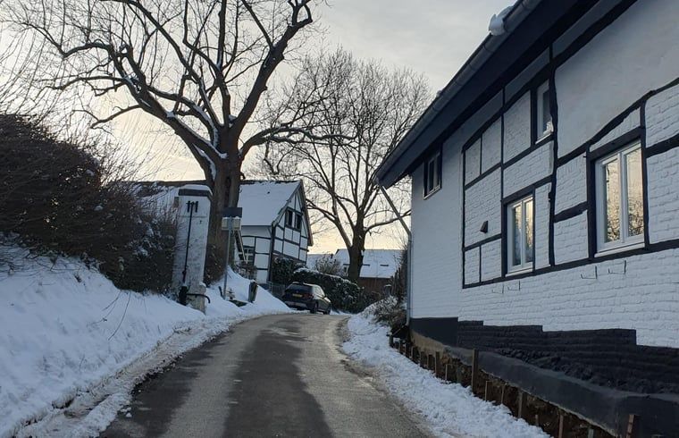 Stimmungsvolle Winterstrasse im Ferienhaus in Vijlen, Suedlimburg geniessen.