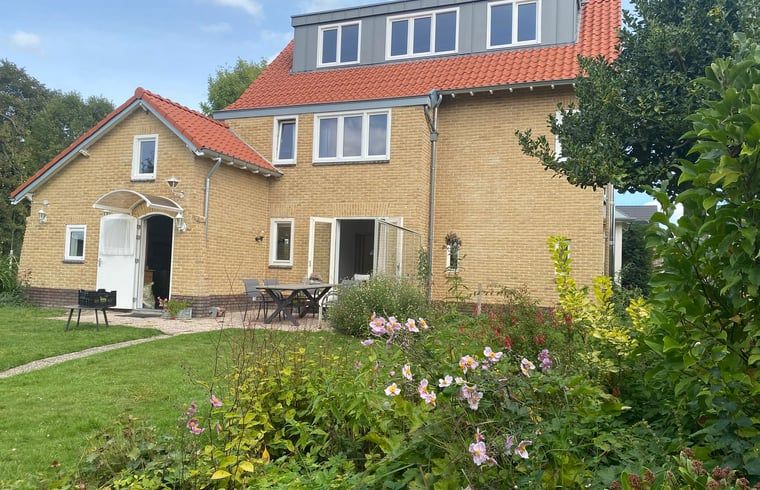 Vakantiehuis in Sint Geertruid met kleurrijke bloementuin, Zuid Limburg.