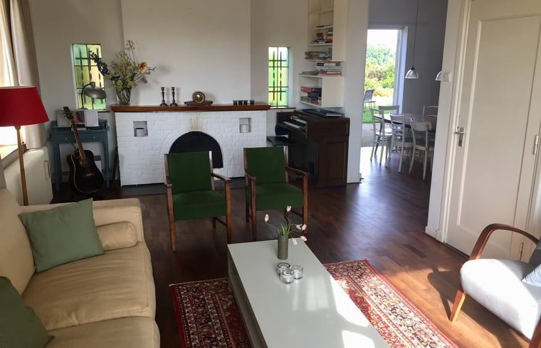Stijlvolle woonkamer in vakantiehuis Sint Geertruid, Limburgse gezelligheid.