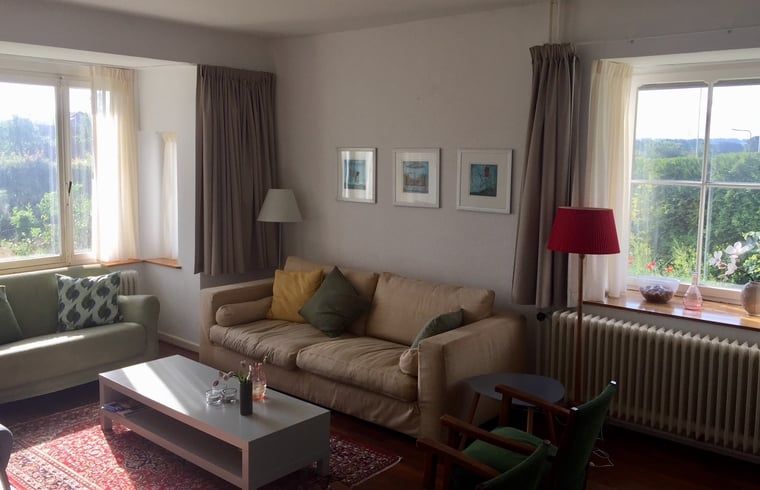 Lichte zithoek in vakantiehuis Sint Geertruid, Limburg met prachtig uitzicht.