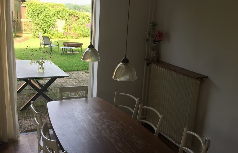 Eethoek met tuinzicht in vakantiehuis Sint Geertruid, Zuid Limburg.