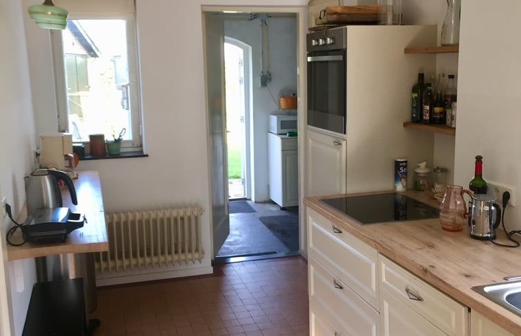 Moderne keuken in vakantiehuis Sint Geertruid, Zuid Limburgse gastvrijheid.