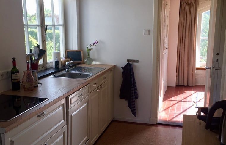 Keuken met lichtinval in vakantiehuis Sint Geertruid, Limburgse sfeer.