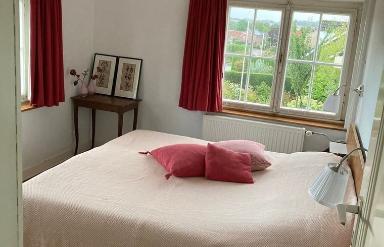 Slaapkamer met uitzicht in vakantiehuis Sint Geertruid, Zuid Limburg.