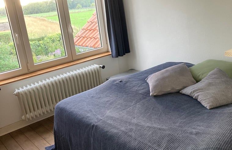 Knusse slaapkamer met uitzicht in vakantiehuis Sint Geertruid, Zuid Limburg.