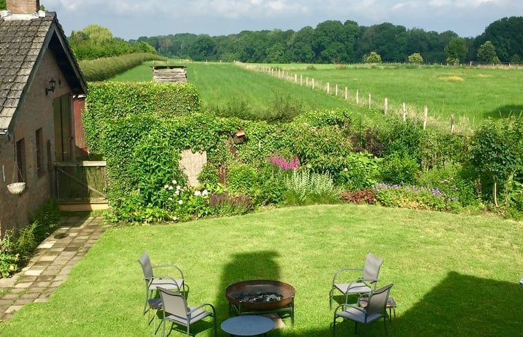 Uitzicht op groene velden vanuit vakantiehuis Sint Geertruid, Zuid Limburg.