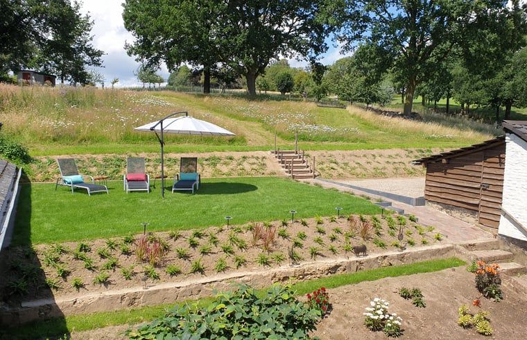 Charmante Terrasse am Ferienhaus in Valkenburg aan de Geul, ideal fuer Mahlzeiten im Freien.