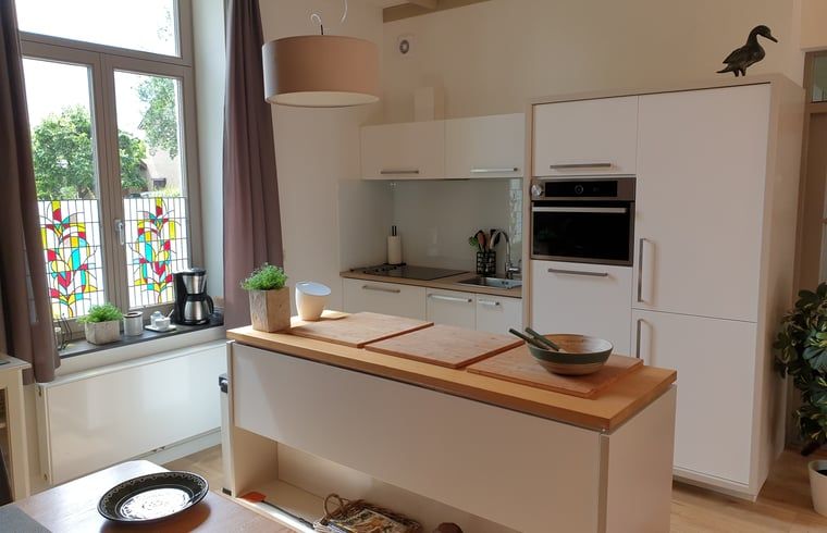 Moderne Kueche im Ferienhaus in Valkenburg aan de Geul mit bunten Glasfenstern.