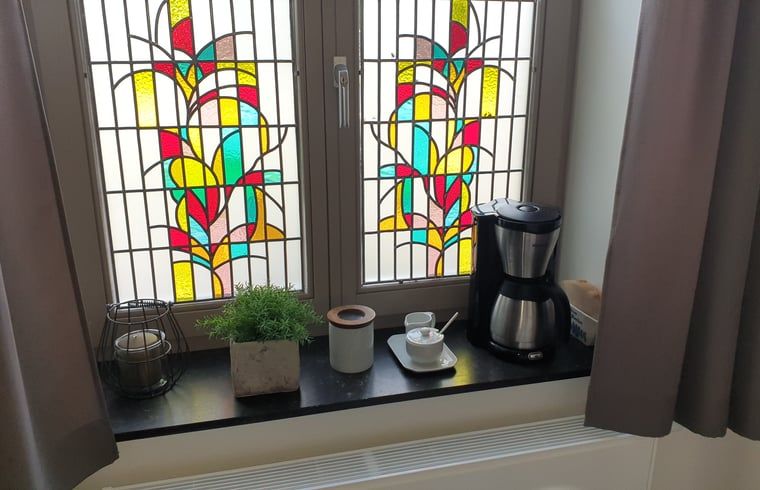 Gemuetliche Fensterbank mit Kaffeemaschine im Ferienhaus in Valkenburg aan de Geul.