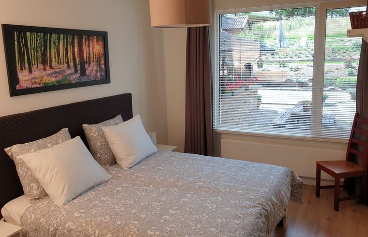 Gemuetliches Schlafzimmer im Ferienhaus in Valkenburg aan de Geul mit Blick auf den Garten.