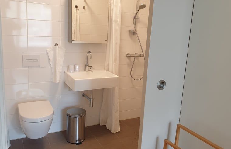 Modernes Badezimmer im Ferienhaus in Valkenburg aan de Geul, Suedlimburg.