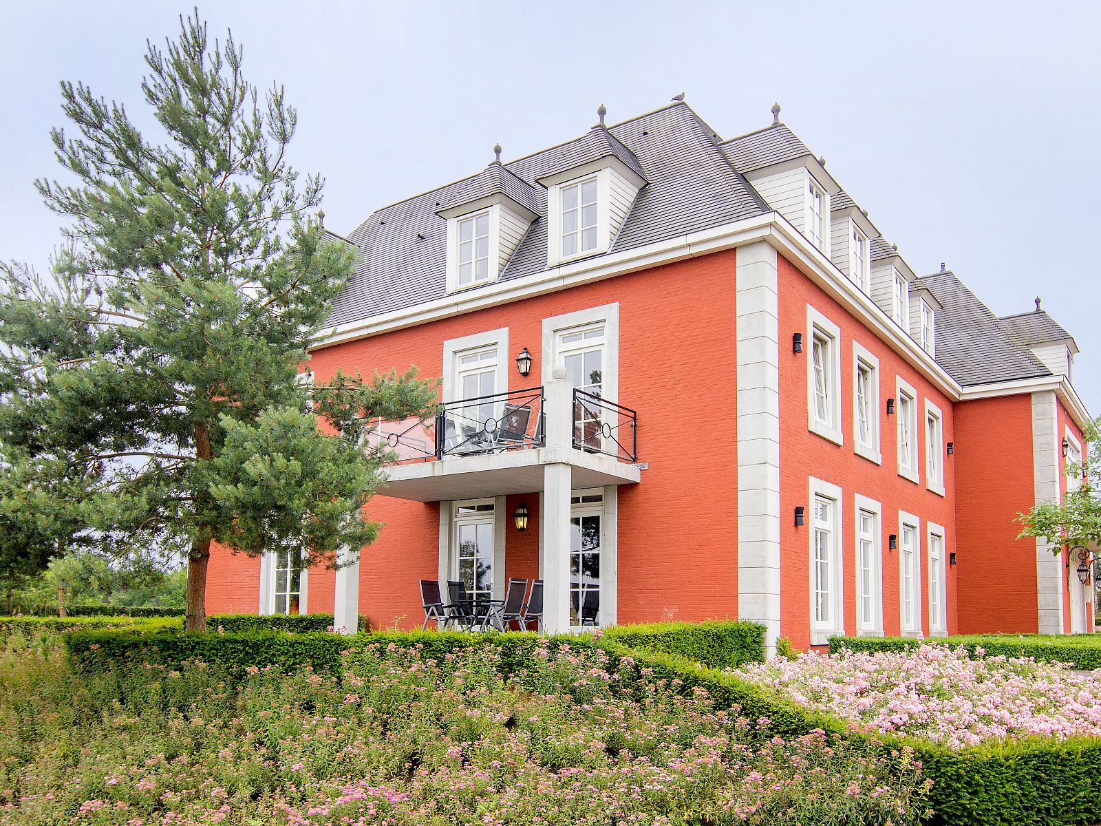 Gezellige zithoek met open haard in 4-persoons appartement Kasteeldomein De Cauberg, Zuid Limburg.