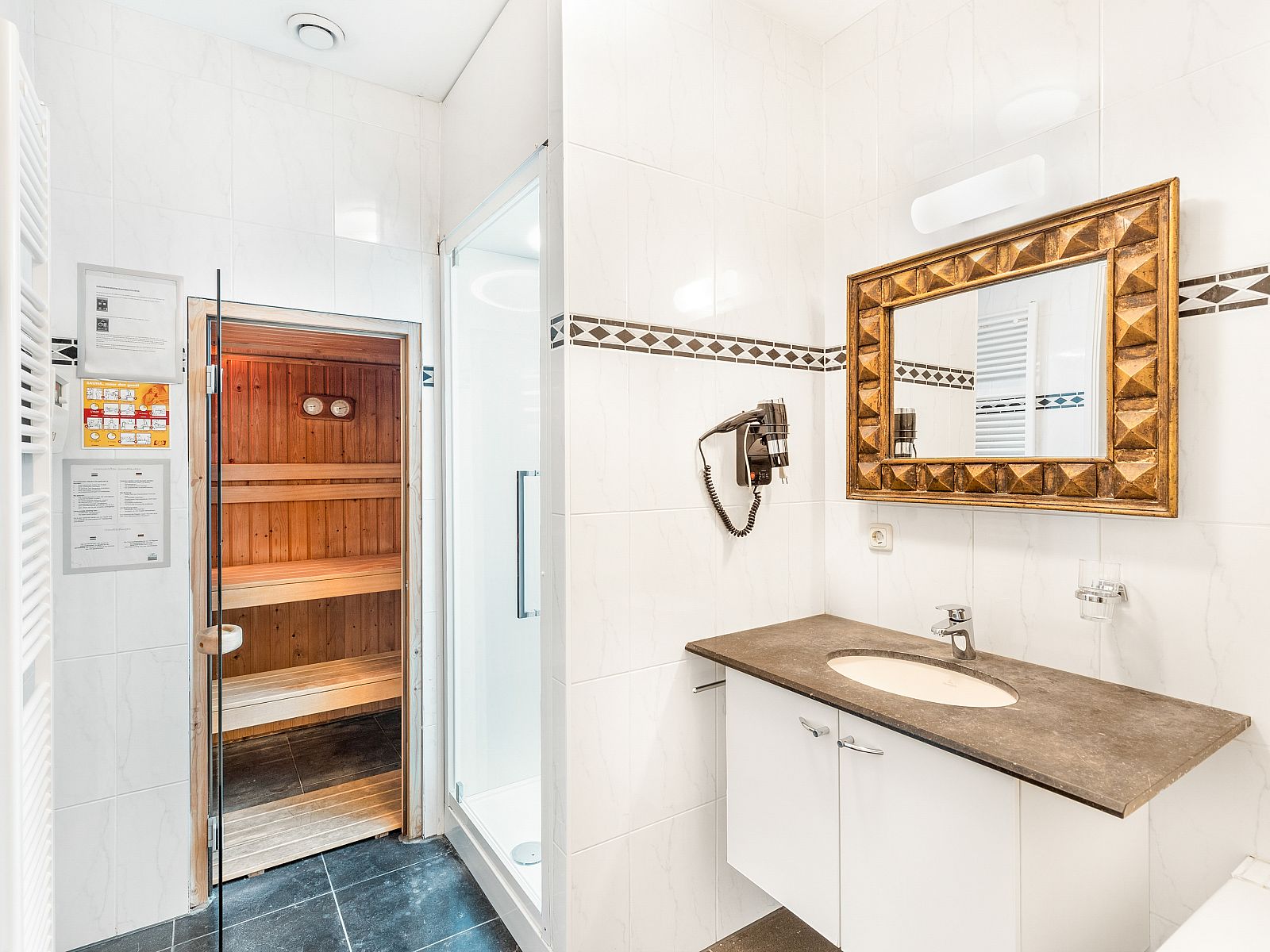 Moderne badkamer met sauna in Kasteeldomein De Cauberg, luxe verblijf in Valkenburg a.d. Geul.