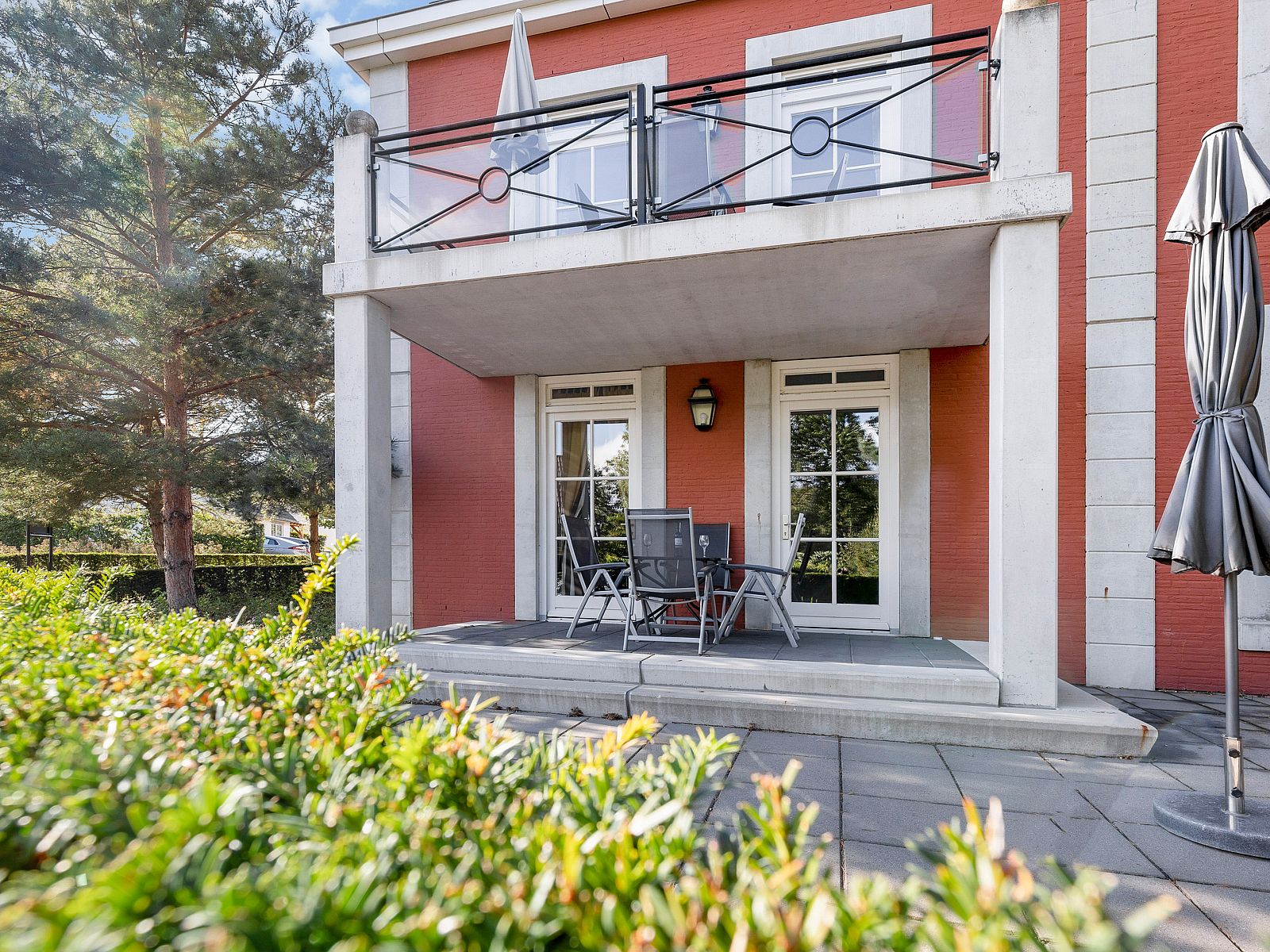 Nespresso-apparaat in moderne keuken van Kasteeldomein De Cauberg, ideaal voor koffieliefhebbers.