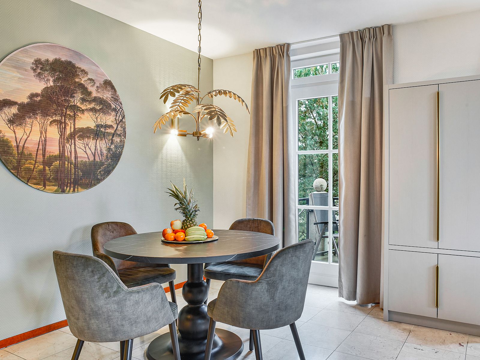 Slaapkamer met tweepersoonsbed in 4-persoons appartement Kasteeldomein De Cauberg, Zuid Limburg.