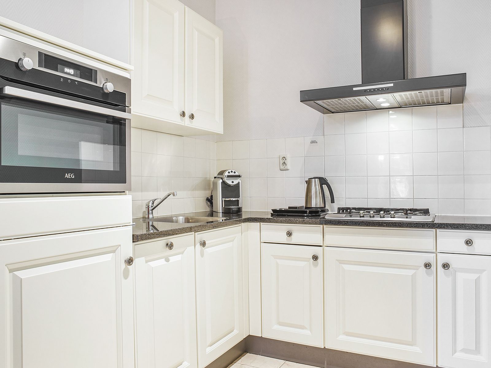 Stijlvolle slaapkamer in Kasteeldomein De Cauberg, perfect voor ontspannende nachten in Zuid Limburg.